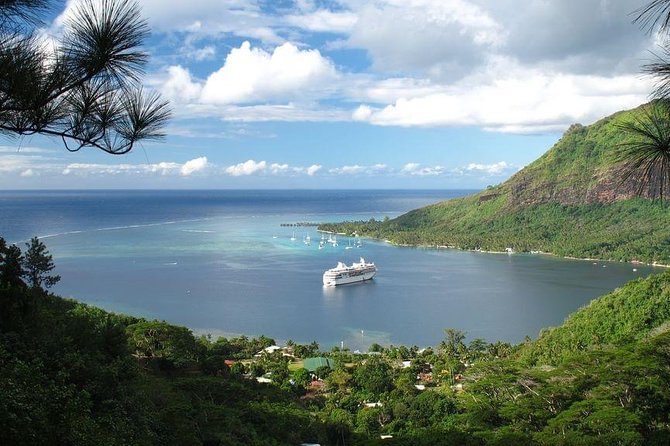 4x4 Moorea Safari Tours : With Hotel transfers - Stop 3 Manutea Tahiti Rotui juice factory and distillery: free tastings that feel local