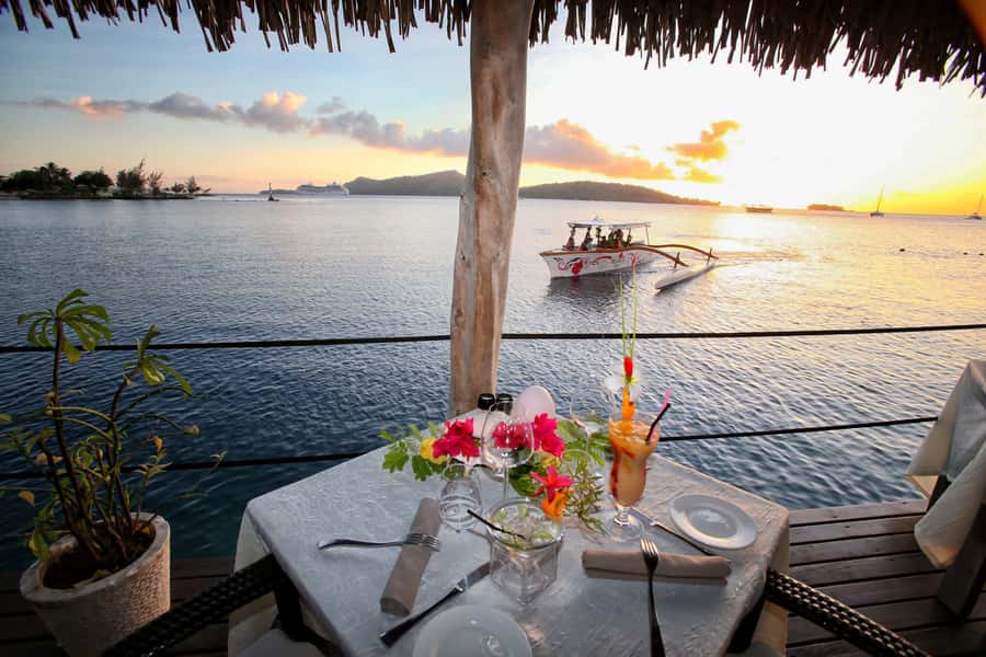 Bora Bora: Combo Sunset Cruise & Romantic Dinner at St James - A romantic Bora Bora evening, built around the sunset