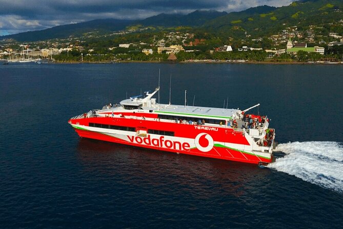 Discovering Moorea from Tahiti in 4x4 with the Ferry Terevau - Your guides, your 4x4 ride, and the small-group advantage