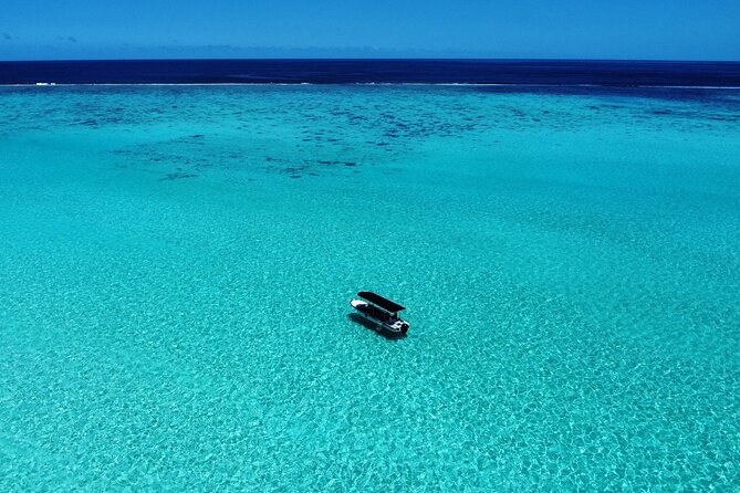 Half Day / Private Lagoon Adventure in Mo'orea - The covered 28-foot boat: comfort that actually helps