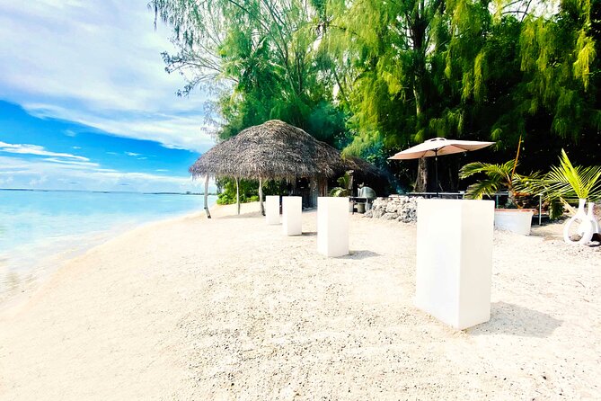Lagoon Tour + lunch with your feet in the water on a Motu - Stop 1 on the water: stingrays and sharks close enough to remember
