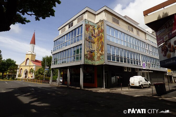 Papeete Walking Tour - Tahiti - Finding the meeting point at Office du Tourisme Fare Manihini