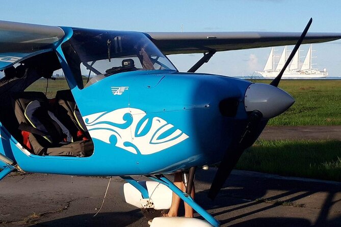 Private 30-minute flight downwind of Huahine - Private Means Two People on Board, and Turn-taking for Larger Groups