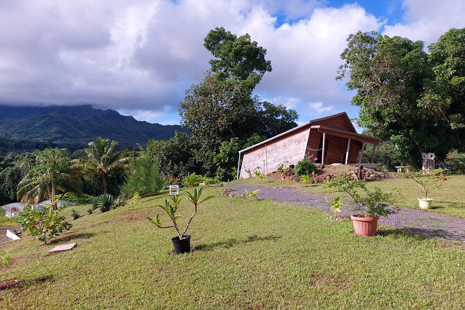 Private and guided visit to Mystery House Raiatea - Meet Gérard and the Gravity Hills idea, explained by the maker