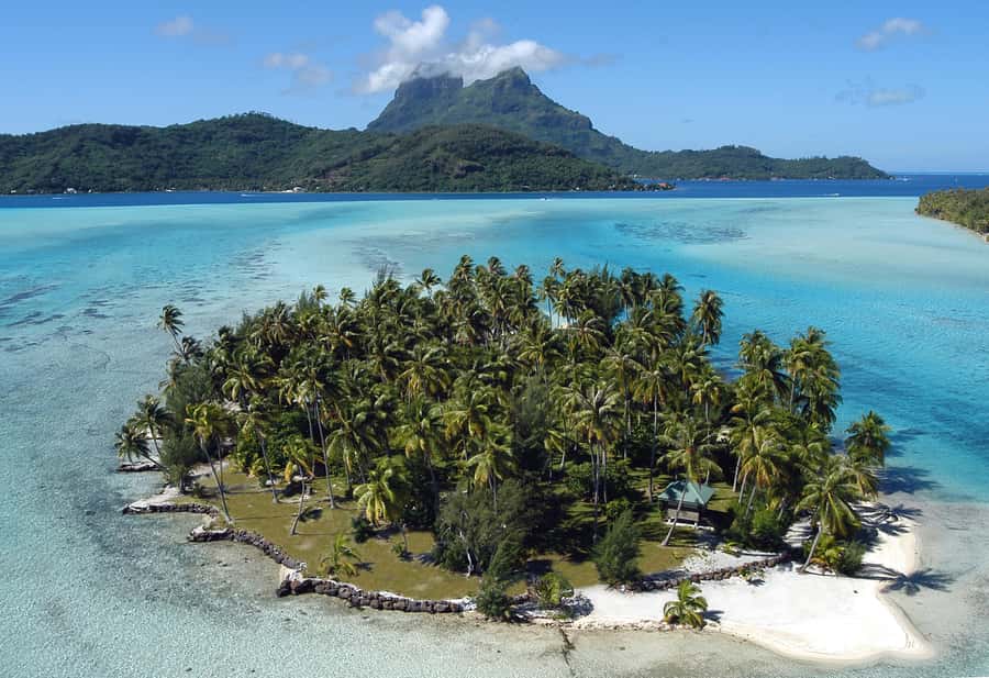 Private Bora Bora Lagoon Snorkel Cruise with BBQ Picnic - The snorkel and safety briefing phase: where the captain sets the tone