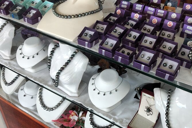 Raiatea-Beautiful Black Pearl of Tahiti and the Vanilla of Tahaa - Tahaa pearl farm: cultured pearls, the process, and what you may see