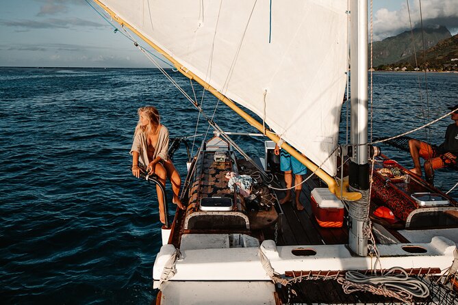 Sunset sailing - The 3-hour flow: from lagoon cruising to sunset fruit and cocktail