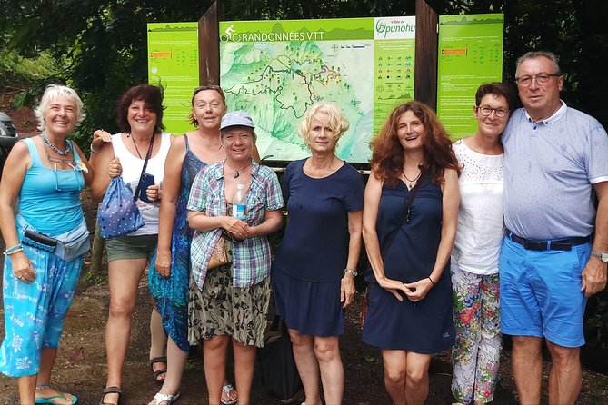 You drive, I guide you - Route des Ananas: pineapple culture on an unpaved drive